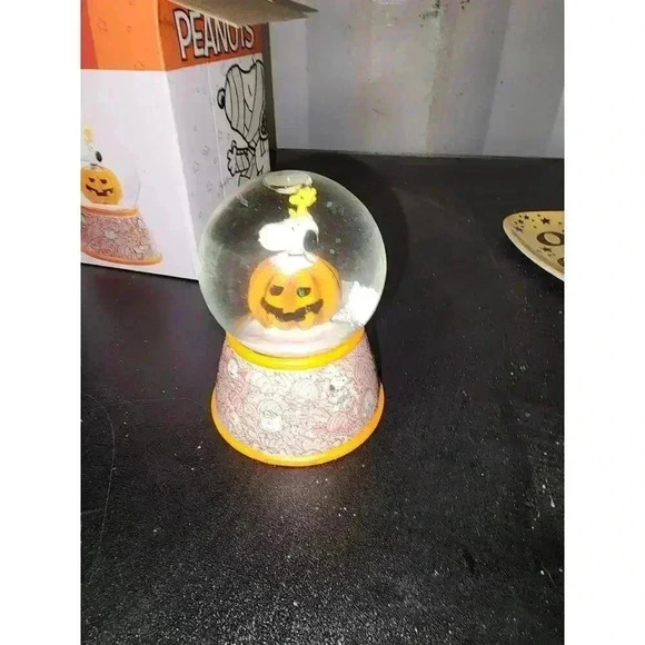 Peanut Snoopy Glitterdome - Picture 4 of 5